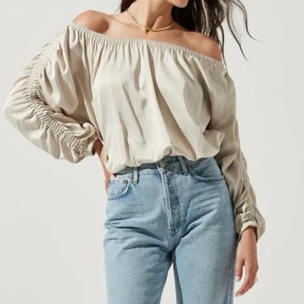 ASTR THE LABEL Jessen‎ Off Shoulder Long Sleeve Top In Bone - Beige Small